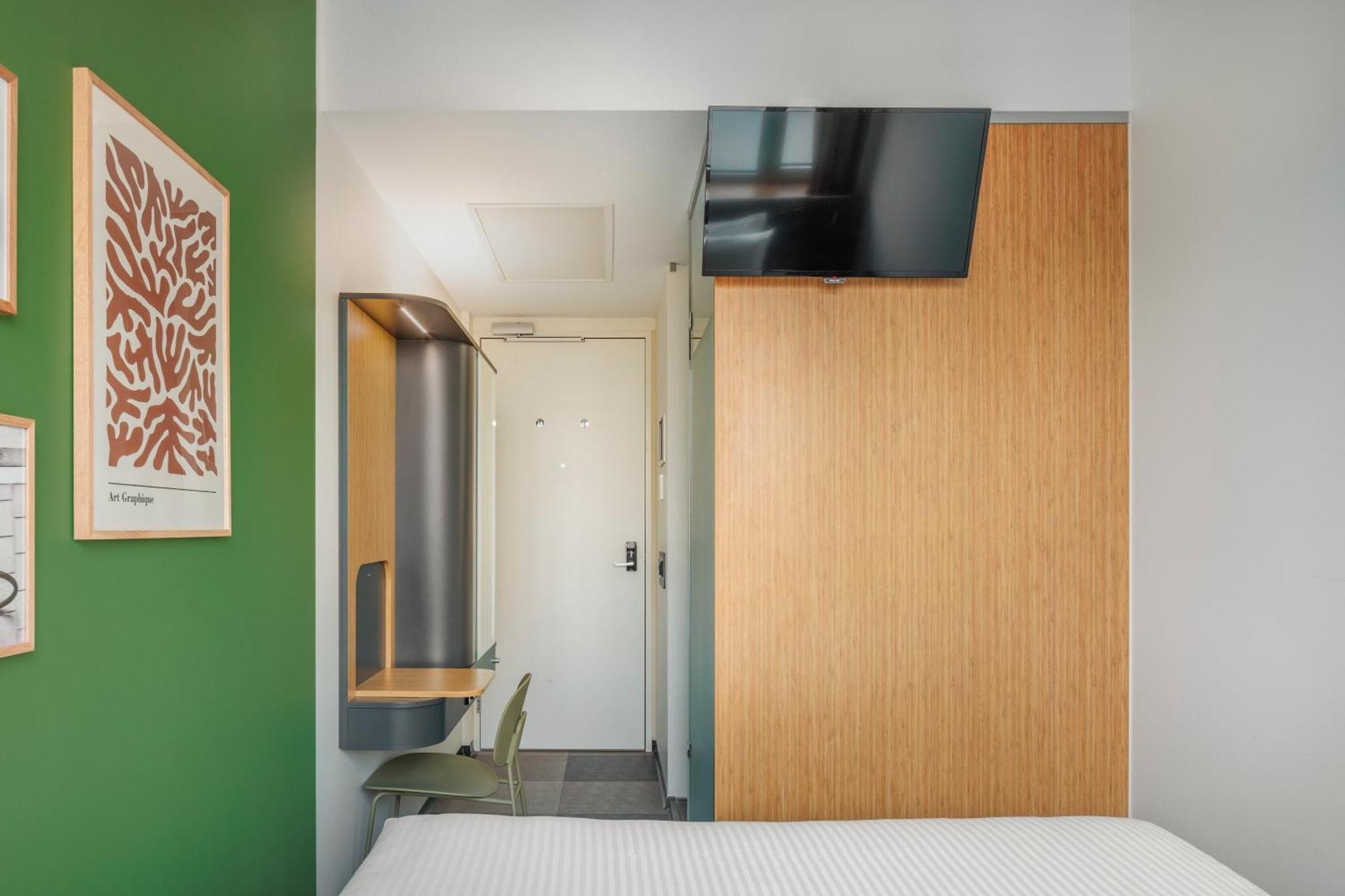 Maxhotel Amsterdam Airport Schiphol - Recently Renovated Hoofddorp Room photo